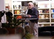 Max Huwyler während der Vernissage in der Bibliothek Zug am Dienstagabend. (Bild: Werner Schelbert (Zug, 25. September 2018))