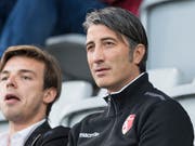 Wieder auf der Bank statt auf der Tribüne: Sion-Trainer Murat Yakin darf gegen Zürich das Coaching übernehmen (Bild: KEYSTONE/PETER SCHNEIDER)