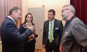 Jarima Moser, Marketing und Kommunikation Clientis, Andreas Fässler, Vorsitzender der Geschäftsleitung der Clientis Bank Toggenburg und ein Besucher lauschen gespannt den Ausführungen von Thomas Bucheli (links). (Bild: Peter Jenni)