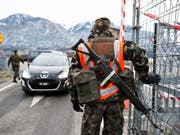 Die Armee bewacht das WEF in Davos auch in den nächsten Jahren. (Bild: KEYSTONE/GIAN EHRENZELLER)