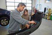 Merlin Steurer aus Wolfhalden lässt sich von Roger Wider vom Betrieb Willi Jenni in Grub die Arbeit des Carrosseriespenglers zeigen. (Bild: KER)