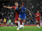 Xherdan Shaqiri bedrängt Emerson Palmieri von Chelsea (Bild: KEYSTONE/AP/RUI VIEIRA)