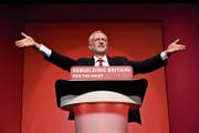 Jeremy Corbyn gestern während seiner Ansprache in Liverpool. (Bild: Peter Byrne/AP)