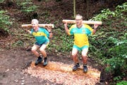 Sie zeigen, wie die Übung «Der Lindenstemmer» korrekt ausgeführt wird. (Bild: PD)