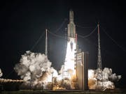 In der Raumfahrt ist in der Nacht auf Mittwoch der 100. Start einer Ariane-5-Rakete vollzogen worden. (Bild: KEYSTONE/EPA CNES/CSG/CNES/CSG/ARIANESPACE/ OV HANDOUT)
