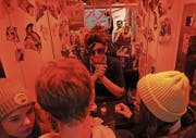 Kaum Platz für drei Personen: Die Lift-Bar kommt bei den «Treppenhaus»-Gästen jeweils gut an.