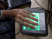 Aadhaar, die grösste biometrische Datenbank der Welt, ist zulässig. In der Datenbank sind die Daten von über einer Milliarde Menschen in Indien gespeichert. (Bild: KEYSTONE/EPA/RAMINDER PAL SINGH)
