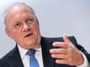 Einen Tag nach seiner Rücktrittsankündigung muss sich Wirtschaftsminister Johann Schneider-Ammann heute im Nationalrat Fragen zu Kriegsmaterialexporten stellen. (Bild: KEYSTONE/ANTHONY ANEX)