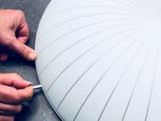 Diese Glas-Deckenlampen von Ikea können herunterfallen. Das Möbelhaus ruft sie deswegen zurück. (Bild: Ikea)