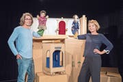 Stephan Zbinden und Frauke Jacobi mit den «Glücksforschern» Franzi und Didi vor dem Forschungslabor im Figurentheater. (Bild: Urs Bucher)
