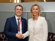 Aussenminister Cassis hat am Rande der Uno-Generalversammlung zahlreiche bilaterale Gespräche geführt. So traf er auch mit der EU-Aussenbeauftragten Federica Mogherini zusammen. (Bild: KEYSTONE/PETER KLAUNZER)