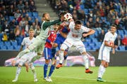 Albian Ajeti (Basel) gegen Mirko Salvi (Luzern), Stefan Knezevic (Luzern) und Pascal Schürpf (Luzern). (Bild. Daniela Frutiger/freshfocus)