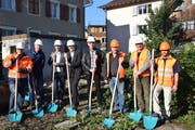 Gemeindepräsident Elmar Metzger macht mit einem grossen Team den Spatenstich (Bild: Tobias Bruggmann)