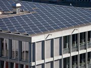 Auf www.sonnendach.ch können Hausbesitzer prüfen, ob sich das Dach ihres Hauses für eine Solaranlage eignet. (Bild: KEYSTONE/GAETAN BALLY)