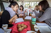 Migrantinnen spielen mit Einheimischen «Stadt, Land, Fluss» und lernen so die deutsche Sprache besser kennen.