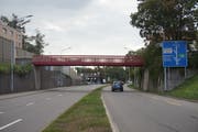 In der Nacht auf morgen wird die Fussgängerbrücke in der Russen demontiert. Sie kehrt in fünf Wochen zurück. (Bild: PD/Kanton St.Gallen)