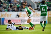 Die Attacke: Fabio Daprelà steigt rücksichtslos gegen Cedric Itten ein, der sich in der Szene schwer verletzt. (Bild: Keystone)