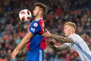 Basels Albian Ajeti (links) behauptet den Ballbesitz gegen Luzerns Marvin Schulz.Bild: Alessandro della Valle/Keystone (Basel, 26. September 2018)