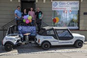 Die bisherigen und zukünftigen Ballonshop- und Gascenter-Betreiber: Gianni und Marisa Sudero, Igi Palano und Sandro Ehrbar. (Bild: ZVG)
