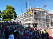Am Ende des Liedes werfen die Kinder ihre «Feuervögel» auf die Baustelle. (Bild: Annina Quast)
