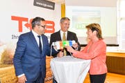 Thomas Weingart, Stadtpräsident von Bischofszell, Thomas Hirt, Geschäftsleiter der Technischen Gemeindebetriebe Bischofszell, und Heidi Grau, Gemeindepräsidentin von Zihlschlacht-Sitterdorf, an der Medienkonferenz im Bischofszeller Rathaus. (Bild: Donato Caspari)