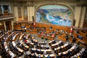 Parlamentarier debattieren an der Herbstsession der Eidgenössischen Räte am Mittwoch, 26. September 2018 im Nationalrat in Bern. (Bild: Anthony Anex/Keystone)