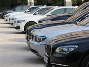 BMW-Händler in Deutschland wehren sich gegen neue Verträge, die ihnen vom Autokonzern vorgelegt wurden. Sie drohen BMW mit einem Verkaufsstopp. (Bild: KEYSTONE/AP/AHN YOUNG-JOON)