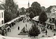 Die Wega zu ihren Anfangszeiten in den 1950er-Jahren. Der Marktplatz wurde damals ausser für die neue Messe und Märkte nur als Parkplatz und für den Viehmarkt genützt. (Bild: PD)