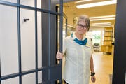 Postangestellte Elvira Gelmetti schliesst die Türen zur Poststelle Kurzdorf bald zum letzten Mal. (Bild: Donato Caspari)
