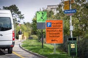 Anwohner Hans M. Richle ärgert sich über diese Tafel: «Sie verunstaltet das Quartier», sagt er. (Bild: Ralph Ribi)
