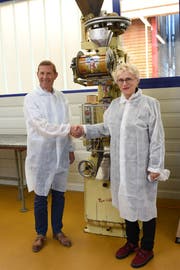 Markus Diem und Gabriela Manser in der neuen Produktionshalle der "Zeltli" in Bühler. (Bild PAG)