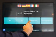 Ein Bitcoin-Automat in Zug. (Bild: Alexandra Wey/Keystone, 20. September 2018)