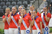 Mit bissfesten Silbermedaillen: Monika Winkler-Bischofberger (links) und das Team Lütisburg bei der Siegerehrung. (Bild: PD)