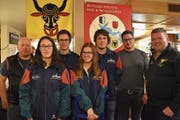 Sechs der zehn neuen Rütlischützinnen und Rütlischützen waren anwesend; von links: Andreas Zieri, Alexandra Imhof, Kilian Imholz, Julia Baumann, Nicolas Imhof, Simon Mamié und Rütlipräsident Adi Zurfluh. (Bild: Bilder: Georg Epp (Flüelen, 25. September 2018))
