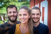 Florim Sabani, Nicole Keller und Fabio Hunziker (von links) wollen wieder Leben in eine lange ungenutzte Parzelle bringen. (Bild: Michel Canonica)