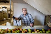 Hans Heeb ist in seiner Mosti im Element. (Bilder Beat Belser)