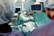 Ein Blick auf aktuelles Datenmaterial zeigt, dass die Anzahl der Spitalaufenthalte laufend steigt. (Bild: Aline Staub/Keystone)