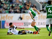 Fabio Daprelà (links) foult Cédric Itten und verletzt ihn dabei am rechten Knie (Bild: KEYSTONE/GIAN EHRENZELLER)