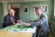 Gesprächsstunde mit dem Gemeindepräsidenten: Boris Tschirky bespricht mit einem Bürger dessen Anliegen. (Bild: Ralph Ribi)