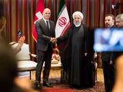 Viel Händeschütteln in New York: Bundespräsident Alain Berset kam am Mittwoch unter anderem mit dem Präsidenten der Islamischen Republik Iran, Hassan Ruhani, zusammen. (Bild: KEYSTONE/PETER KLAUNZER)
