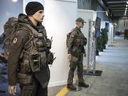Im Streit um die Schutzwesten für die Armee hat der Ständerat einen Schritt auf den Nationalrat zugemacht. Statt einer Halbierung schlägt er nun vor, den Kredit um lediglich 29 Millionen auf 170 Millionen Franken zu senken. (Bild: Keystone/PETER SCHNEIDER)