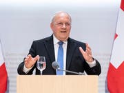 Bundesrat Johann Schneider-Ammann wird vielerorts in der Presse für sein Engagement als Wirtschaftsminister gelobt - allerdings gibt es auch kritische Stimmen für seinen Unvermögen, mehr als Politiker statt Unternehmer zu agieren. (Bild: KEYSTONE/ANTHONY ANEX)