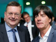 Die Sieger der EM-Bewerbung: der deutsche Verbandspräsident Reinhard Grindel und der deutsche Bundestrainer Joachim Löw (Bild: KEYSTONE/AP/MICHAEL PROBST)