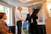 Stephan Tobler überreicht den Scheck an Jürg Kocherhans. Bild: Donato Caspari