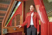 Nadine Mühlemann in einem Triebwagen der Pilatus-Bahnen, für einmal in ihrer Flugbegleiterinnen-Uniform. (Bild: PD)