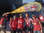 Radprofi Stefan Küng posiert nach dem Einzelzeitfahren mit seinen treuesten Fans: Nachbarin Brigitte Mathis, Mutter Brigitte Küng und Gotte Helena Leu, die auch die Zwillingsschwester von Stefans Mutter ist. Die Fahne schwenkt einer von zahlreichen Liechtensteiner Fans. (Stefan Küng ist Schweizer und Liechtensteiner Doppelbürger.) (Bild: Theres Schurter)