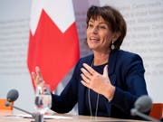 Bundesrätin Doris Leuthard räumt vor den Medien ein, eine «gewisse Amtsmüdigkeit» an sich bemerkt zu haben. (Bild: KEYSTONE/ANTHONY ANEX)