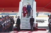 Erdogan trifft mit seiner Frau Emine am Flughafen Tegel ein. (Bild: Sean Gallup/Getty ( Berlin, 27. September 2018)