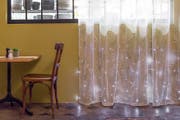 Lichttextilien mit LED und Stickerei von Forster Rohner, hergestellt von Forster Rohner Textile Innovations. (Bild: PD)