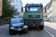 Weil der Lenker des Personenautos am Mittwoch auf der Teufener Strasse in St.Gallen einem Lieferwagen ausweichen wollte und auf die benachbarte Fahrspur geriet, kam es zur Kollision mit dem Lastwagen. (Bild: Stadtpolizei St.Gallen - 26. September 2018)